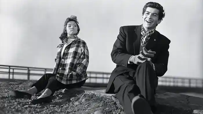 月は地球を廻ってる